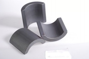 Magnetos permanentes de ferrita resistentes a altas temperaturas para aplicaciones industriales