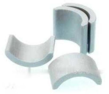 Imán permanente de ferrita de alta coercividad con resistencia a altas temperaturas