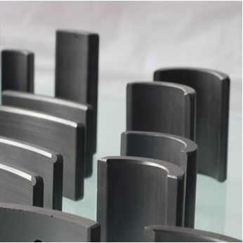 Forma de cerámica del arco de bloque del imán ISO TS16949 de la ferrita de la teja del motor